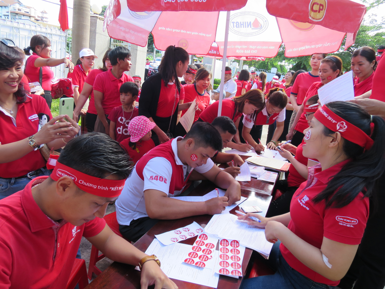 ng đảo cán bộ, nhân viên tham gia đăng ký hiến máu