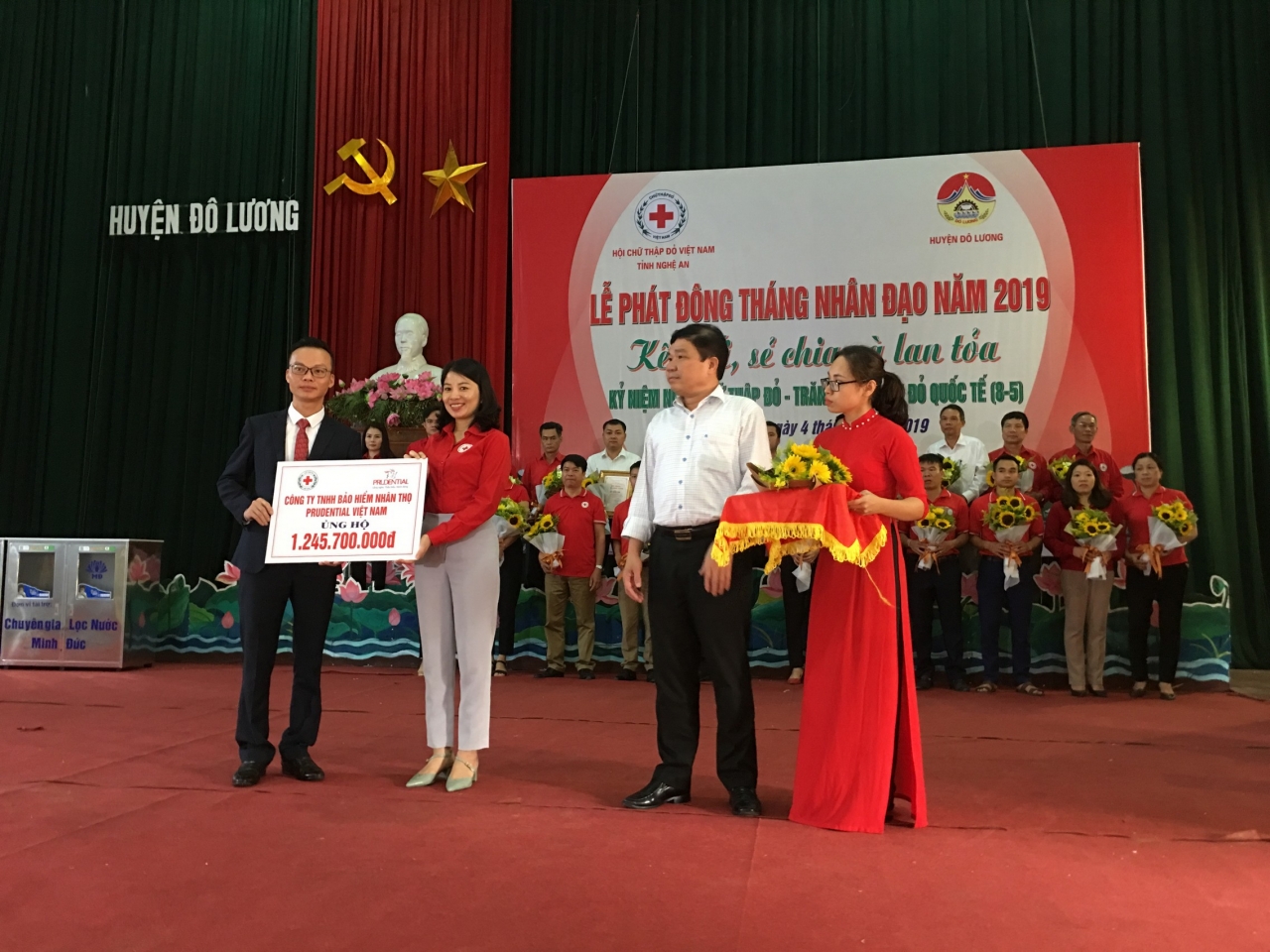 ng Hoàng Đình Tuấn phó Trưởng Ban Dân vận Tỉnh ủy và bà Nguyễn Lương Hồng Chủ tịch Hội Chữ thập đỏ tỉnh  tiếp nhận ủng hộ