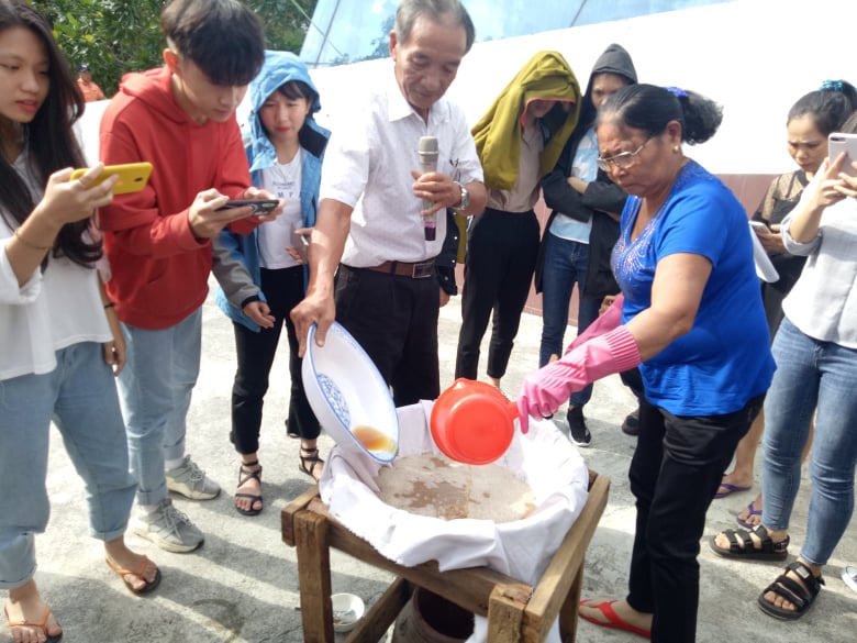 ng Trần Ngọc Vinh - Chủ tịch Hội làng nghề mắm Nam Ô chia sẻ, truyền kinh nghiệm cách muối cá