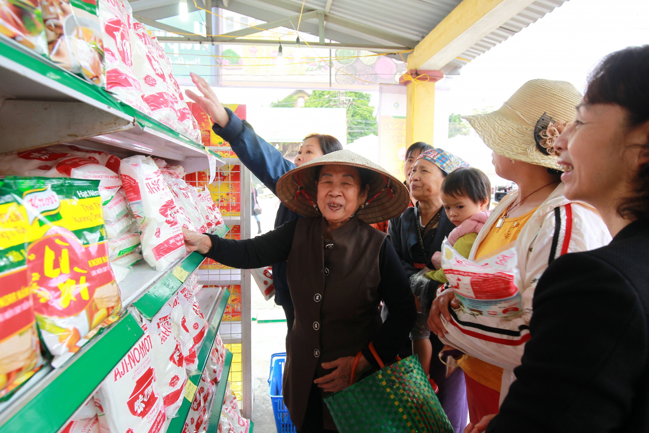 Người dân mua sắm tại Chợ Tết Hapro huyện Ứng Hòa (2). Ảnh Chí Cường - Báo Đầu tư