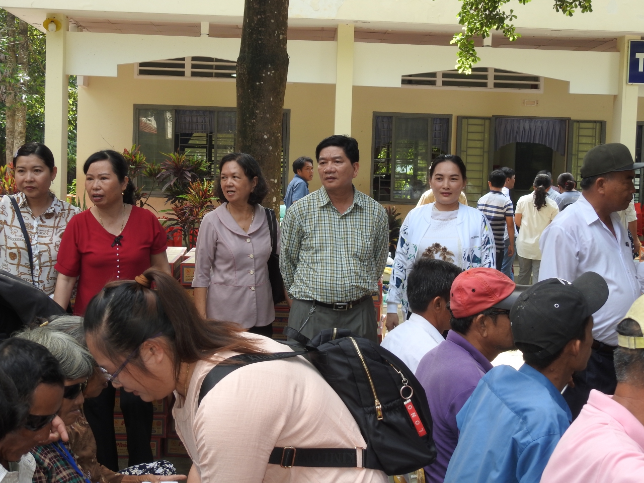 nhà báo Nguyễn Văn Cương - Trưởng Cơ quan phía Nam- Báo Nhân đạo& Đời sống cùng các nhà tài trợ thăm hỏi Hội người mù và Hộ nghèo