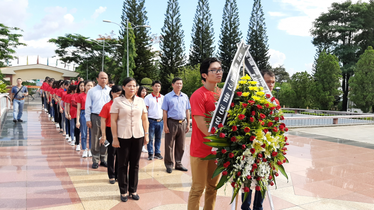 oàn Viếng nghĩa trang liệt sỹ tỉnh Kon Tum