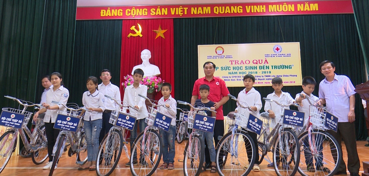 Ông Bùi Văn Huấn cùng nhà tài trợ trao xe đạp cho các em học sinh