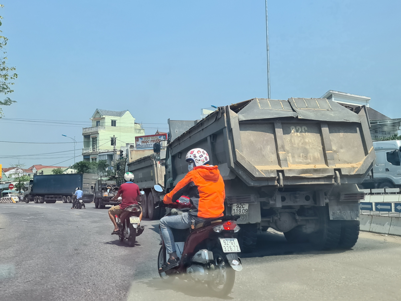 Quốc lộ 1A (Địa phận huyện Quế Sơn)  hàng loạt xe tải  chở đất có dấu hiệu quá tải trọng