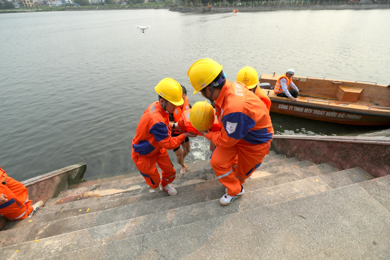 sử dụng thuyền tiếp cận vị trí để đưa nạn nhân vào đất liền cấp cứu...