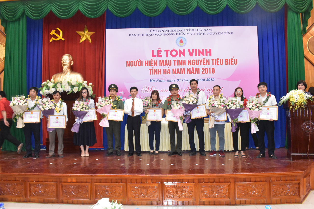 Tập thể cá nhân nhận giải thưởng Karl Lendsteiner của UBND tỉnh