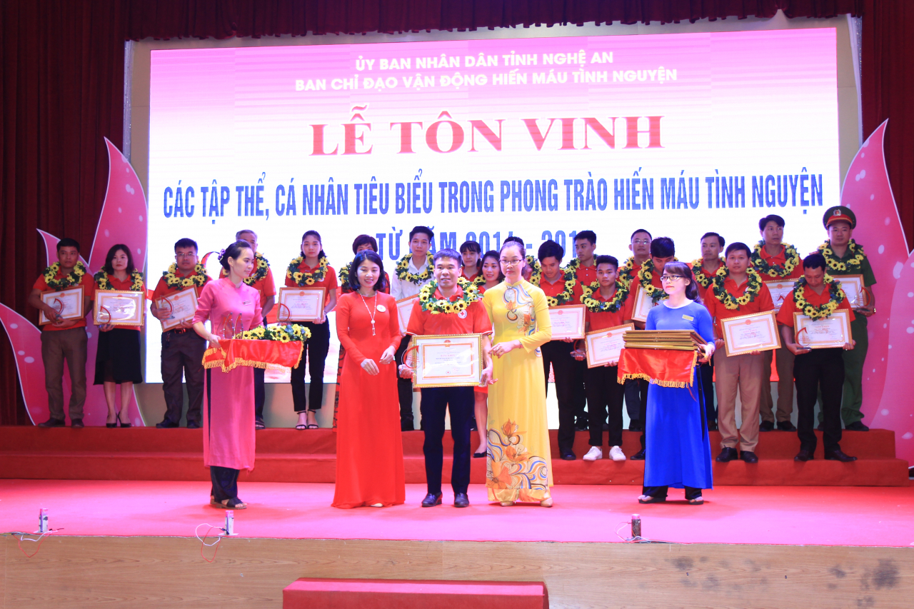 Ton-vinh-8-ca-nhan-42-tap-the-tich-cuc-trong-phong-trao-hien-mau-tinh-nguyen-4