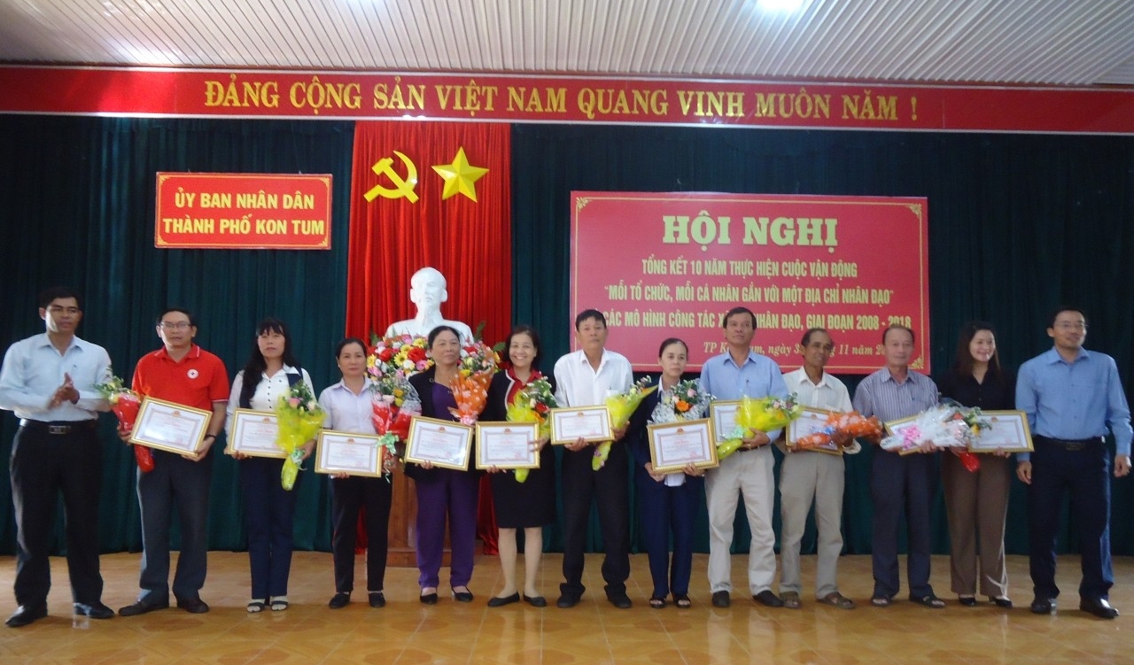 Trao bang khen UBND thanh pho cho 12 tap the va12 ca nhan