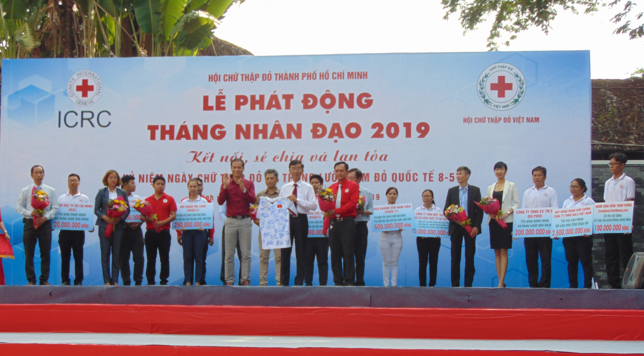 Trao bảng tượng trưng hưởng ứng Thánh Nhân Đạo tại buổi lễ. Ảnh Ngọc Huệ