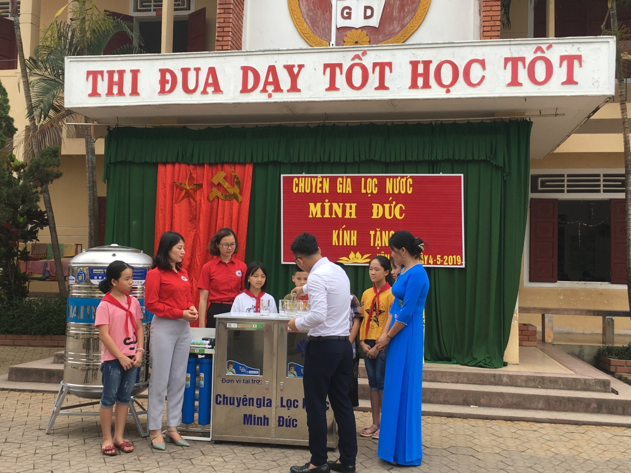 Trao máy lọc nước cho trương tiểu học Yên Sơn
