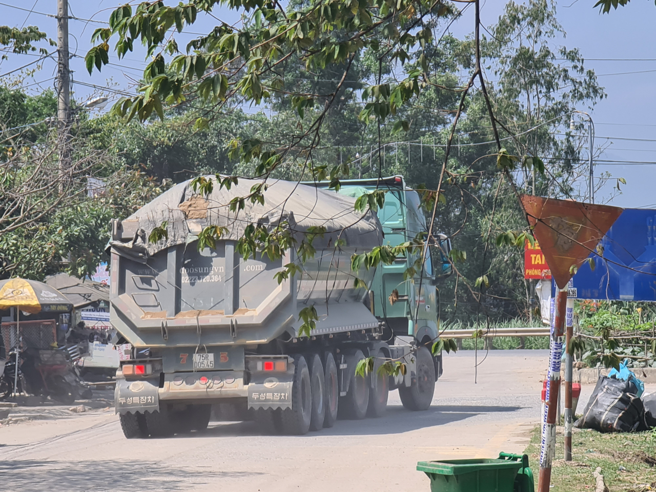 xe chở cát vượt thành thùng có dấu hiệu quá tải trọng cầu đường trên dịa bàn huyện Đại Lộc