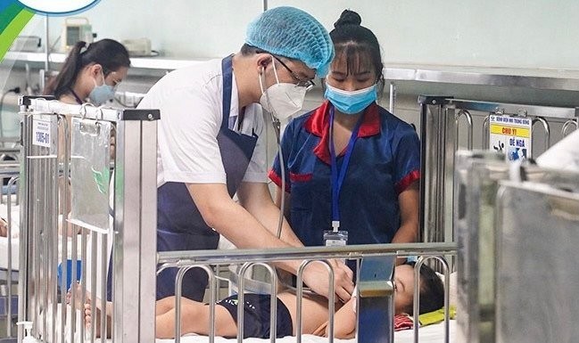 Bác sĩ đang thăm khám cho bệnh nhi nhiễm Adenovirus đang điều trị tại Trung tâm Hô hấp, Bệnh viện Nhi Trung ương