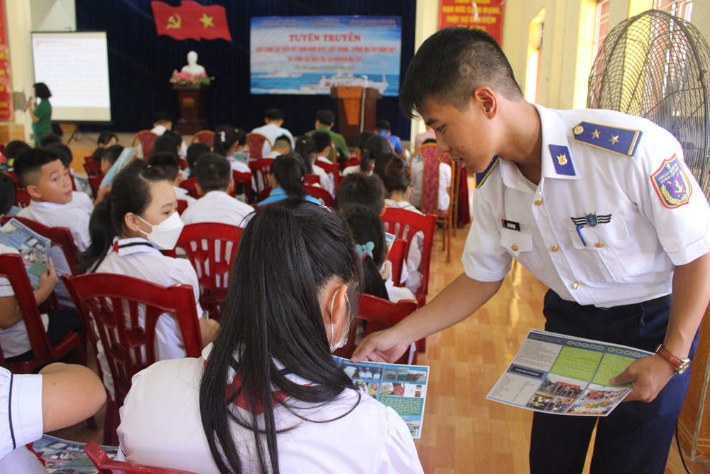 can-bo-canh-sat-bien-phat-to-roi-tuyen-truyen-pcmt-cho-doan-vien-thanh-nien-va-hoc-sinh-1663551841.jpg