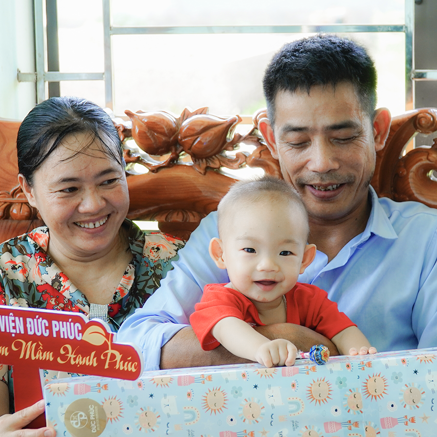 Sau 14 năm mòn mỏi chờ con, với sự hỗ trợ của bệnh viện Đức Phúc, niềm vui đã vỡ òa với anh Mạnh, chị Nguyệt khi bé trai Trần Tuấn Đạt chào đời.