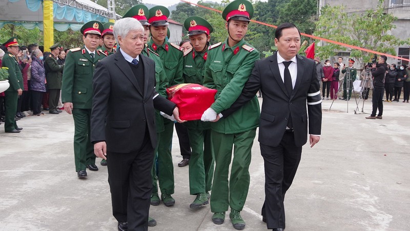 hb-dong-chi-do-van-chien-chu-tich-uy-ban-trung-uong-mat-tran-to-quoc-viet-nam-trai-cung-dong-chi-nguyen-phi-long-bi-thu-tinh-uy-hoa-binh-phai-tai-le-truy-dieu-va-an-tang-1712-1672338657.jpeg