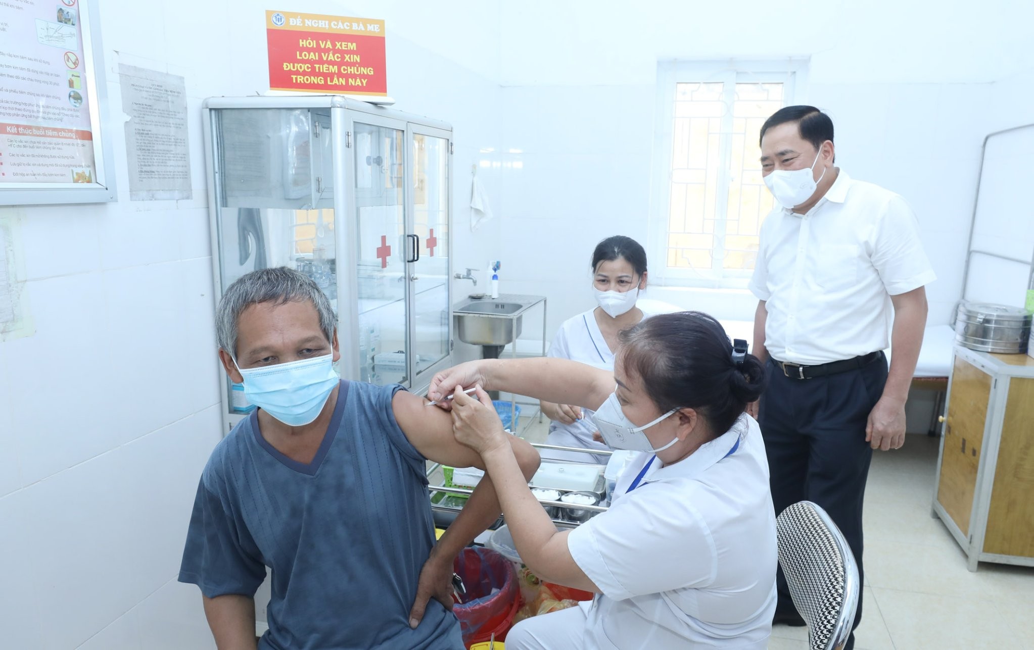 ban-sao-cua-ong-ho-tien-thieu-ao-trang-dung-khao-sat-tien-do-tiem-vaccine-phong-covid-19-1674398895.jpg