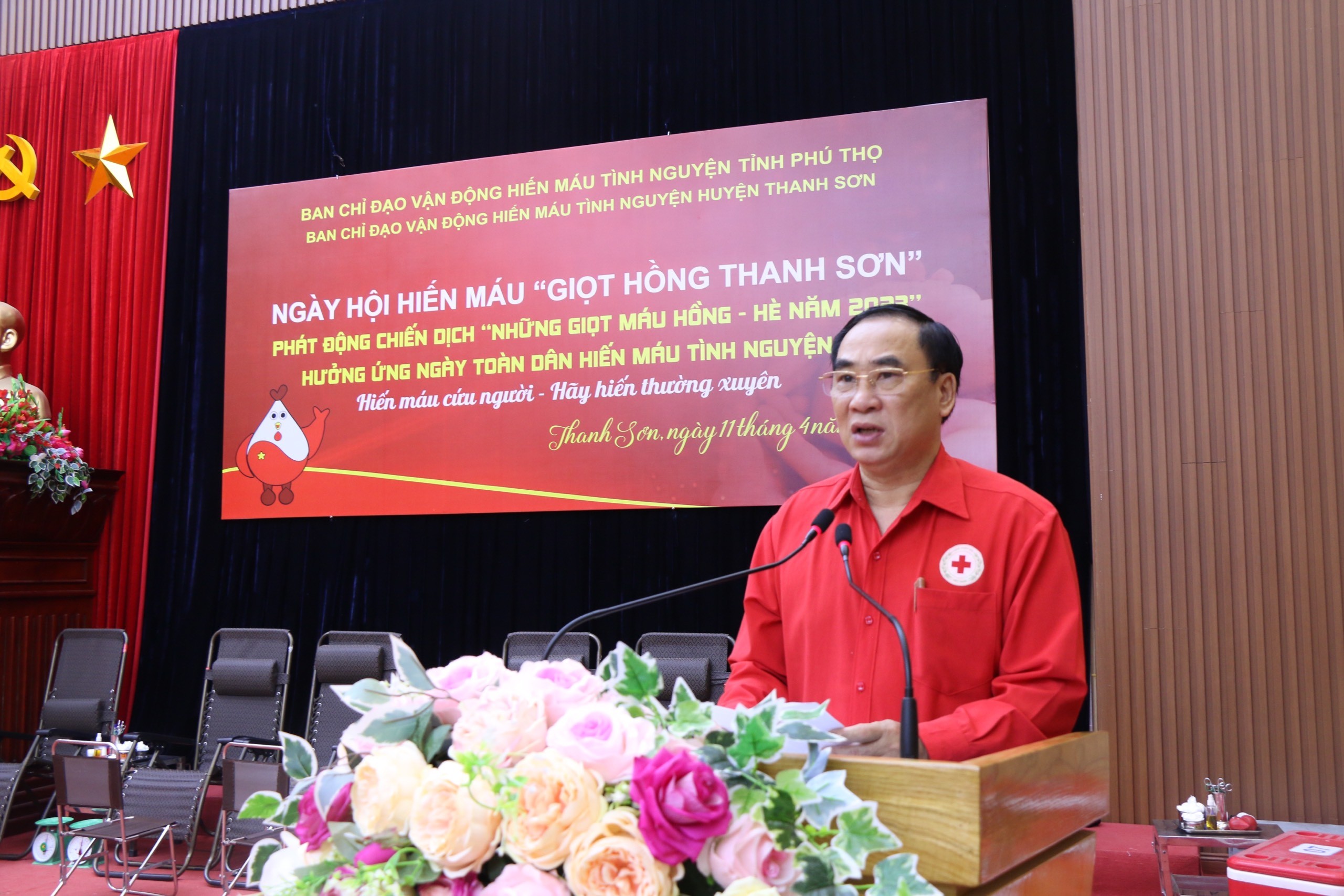 ong-bui-van-huan-chu-tich-hoi-chu-thap-do-tinh-pho-truong-bcd-van-dong-hmtn-tinh-phat-dong-chien-dich-1681321150.jpg