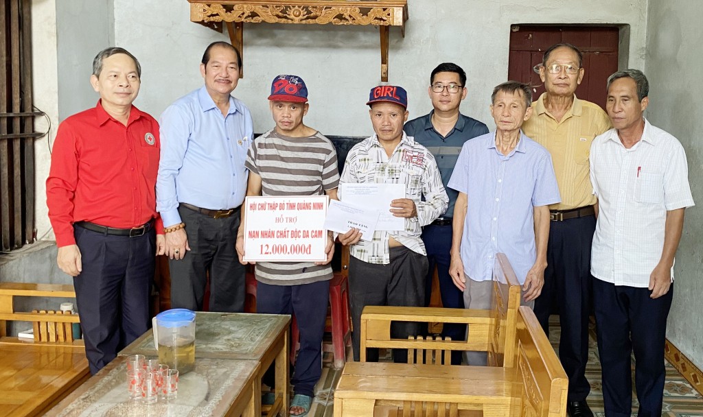 2117612-lanh-dao-hoi-ctd-tinh-hoi-nan-nhan-chat-doc-da-cam-dioxin-tinh-va-hiep-hoi-doanh-nghiep-tp-cam-pha-va-dai-dien-chinh-quyen-dia-phuong-da-trao-ho-tro-c-16542322-1692860069.jpeg