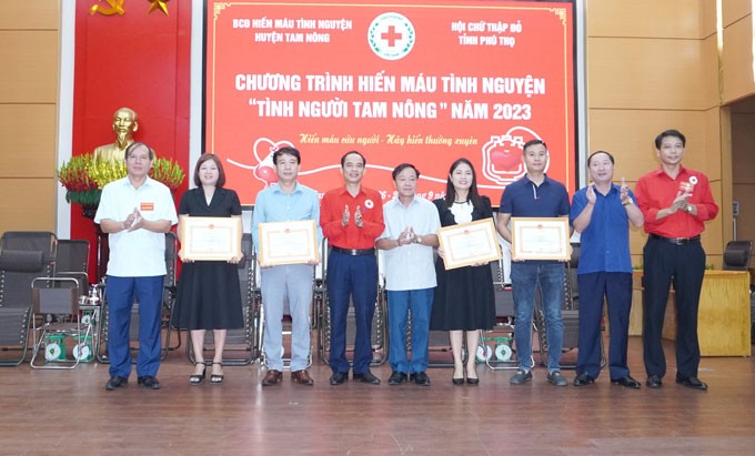 chuong-trinh-da-bieu-duong-khen-thuong-cho-cac-tap-the-co-thanh-tich-tieu-bieu-trong-cong-tac-tuyen-truyen-van-dong-hmtn-tai-dia-phuong-giai-doan-2020-2022-1695835872.jpg