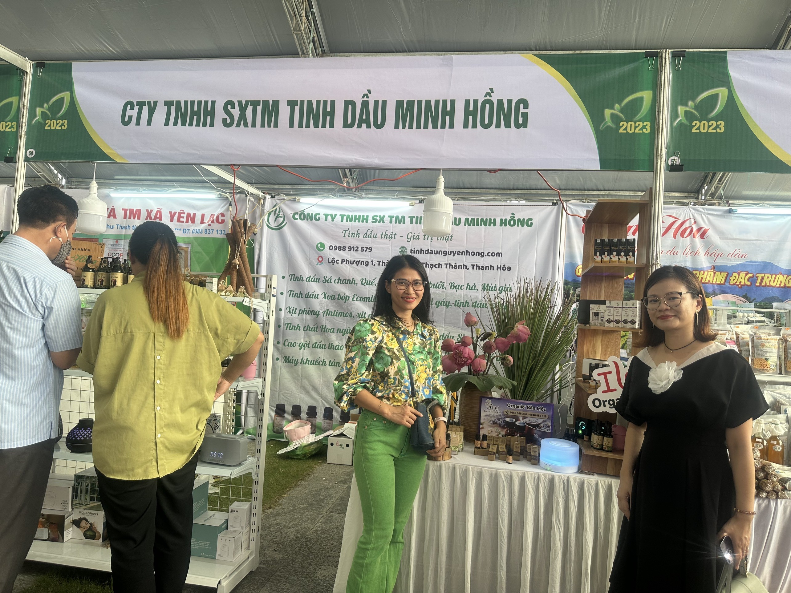 anh-3-san-pham-cua-cong-ty-tnhh-sxtm-tinh-dau-minh-hong-duoc-trung-bay-tai-hoi-cho-1699540864.jpg