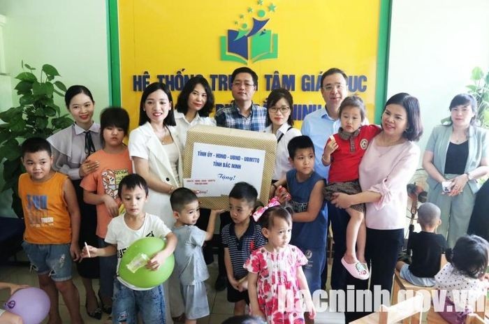 Chủ tịch tỉnh Bắc Ninh thăm, tặng quà trẻ em có hoàn cảnh đặc biệt