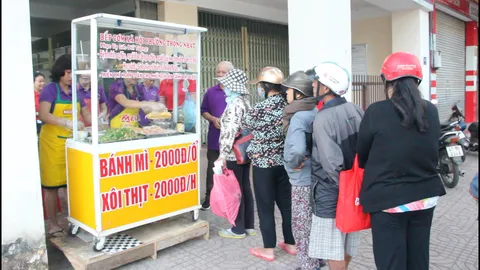 Bếp cơm xã hội 2000 đồng bữa sáng, 5000 đồng bữa trưa