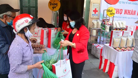 Chợ Nhân đạo - phiên chợ ấm áp tình người