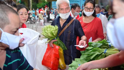 'Chợ Nhân đạo' - hỗ trợ những hoàn cảnh khó khăn