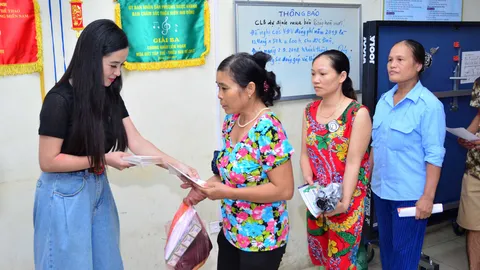 Hỗ trợ người dân sau vụ cháy tại đường Đê La Thành (Hà Nội)