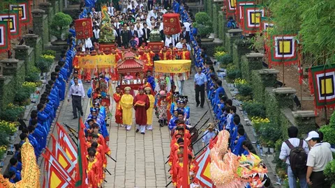 Người dân TP HCM tưởng niệm các Vua Hùng nhân ngày Giỗ Tổ Hùng Vương