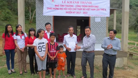 Hội Chữ thập đỏ tỉnh Lâm Đồng trao nhà tình thương cho người nghèo