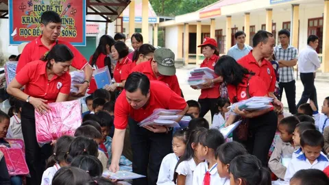 Hội CTĐ TP.Hà Nội cứu trợ bà con bị lũ quét ở Lai Châu