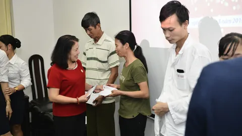 Tặng quà cho các bệnh nhân nghèo