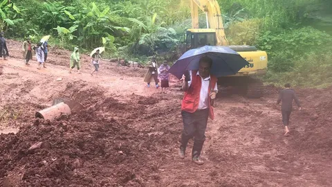 Đoàn cứu trợ của Hội Chữ thập đỏ chưa tiếp cận được với bà con Sìn Hồ do đường bị lũ cuốn trôi