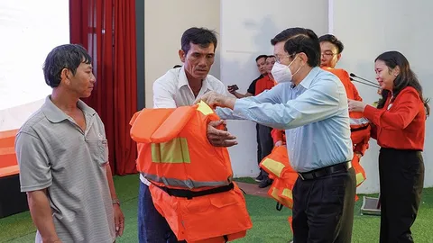 Trao tặng 1.000 bộ áo phao cứu sinh đa năng cho ngư dân có hoàn cảnh khó khăn tỉnh Bình Thuận
