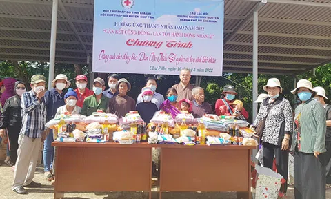 Gia Lai: Tặng 400 suất quà cho đồng bào nghèo và học sinh khó khăn xã Đăk Tờ Ver