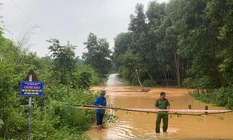 Hà Tĩnh: Công an huyện Hương Khê cảnh báo tuyến đường liên xã ngập sâu