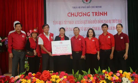 Hà Tĩnh: Trao tặng 500 suất quà trị giá 350 triệu đồng cho bà con bị ảnh hưởng bởi lũ lụt