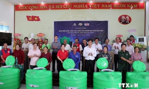 Tặng bồn nước, máy lọc nước cho người dân khó khăn vùng ven biển Kiên Giang