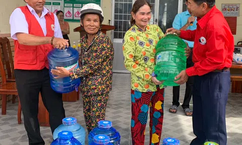 Cà Mau: Hỗ trợ bình lọc nước cho bà con khó khăn