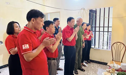 Hội CTĐ tỉnh Ninh Bình thắp hương tri ân ca đầu tiên hiến xác cho y học