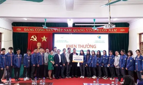 Trao tặng học bổng cho học sinh Nam Định đạt giải Quốc gia