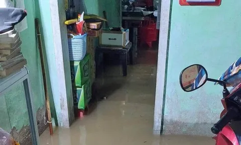 Phú Yên: Nhà chìm trong biển nước, dân hối hả chạy đồ sau cơn mưa xối xả