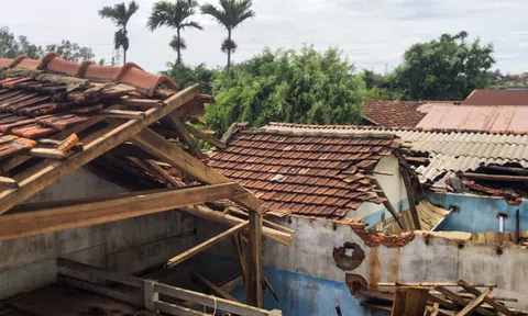 Bộ đội giúp dân sửa lại nhà sau bão Noru