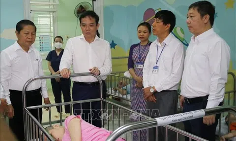 Phó Thủ tướng Trần Lưu Quang thăm, tặng quà cho thiếu nhi có hoàn cảnh đặc biệt