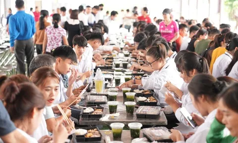 Hàng nghìn "suất ăn yêu thương” được trao đến thí sinh thi THPT 2024