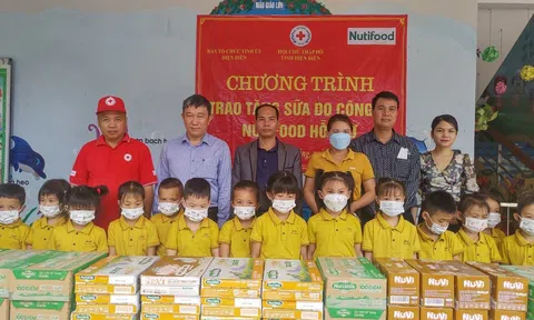 Hội Chữ thập đỏ Điện Biên: Tặng sữa cho 246 cháu học sinh  Trường Mầm non số 1 Na Tông, huyện Điện Biên