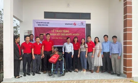 Trao tiền hỗ trợ xây dựng nhà Đại đoàn kết cho hộ nghèo 2 huyện Thiệu Hóa và Nông Cống