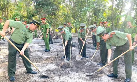Công an tỉnh Bà Rịa - Vũng Tàu ra quân trồng cây xanh và dọn rác bãi biển
