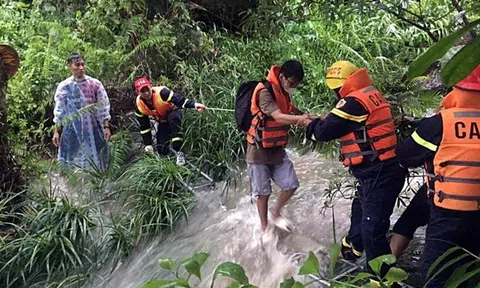 Quảng Nam: Giải cứu 23 người mắc kẹt tại suối Tiên